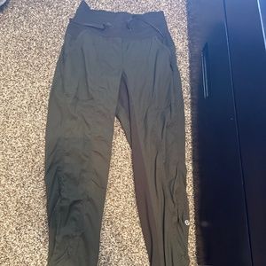 23” Dance Studio Mid-Rise Cropped Pant